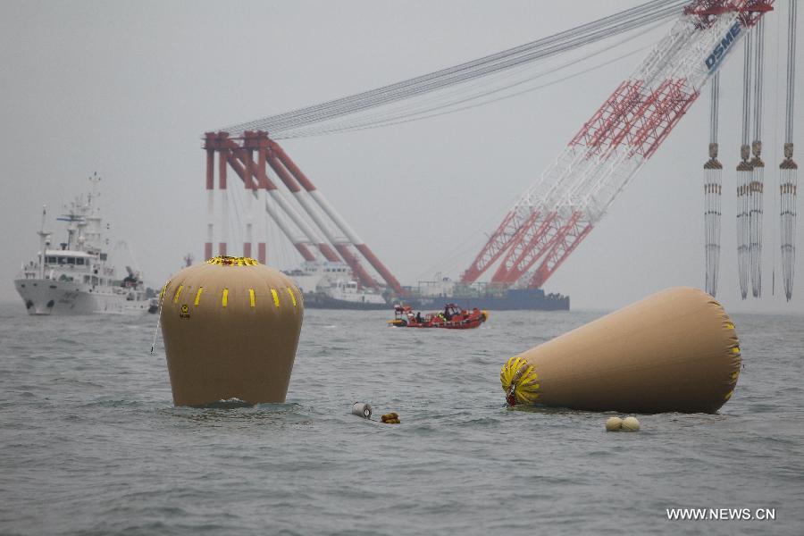 Navy divers to seek entrance into sunken S.Korean ferry 