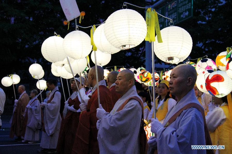 Locals, Buddhists give blessings for ferry disaster victims in Seoul