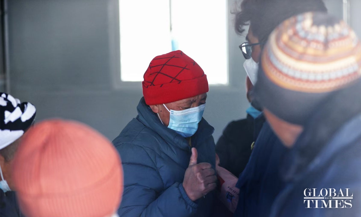 A nun from Zongbu Temple expresses gratitude to the government workers who provided immediate assistance. Photo: Cui Meng/GT