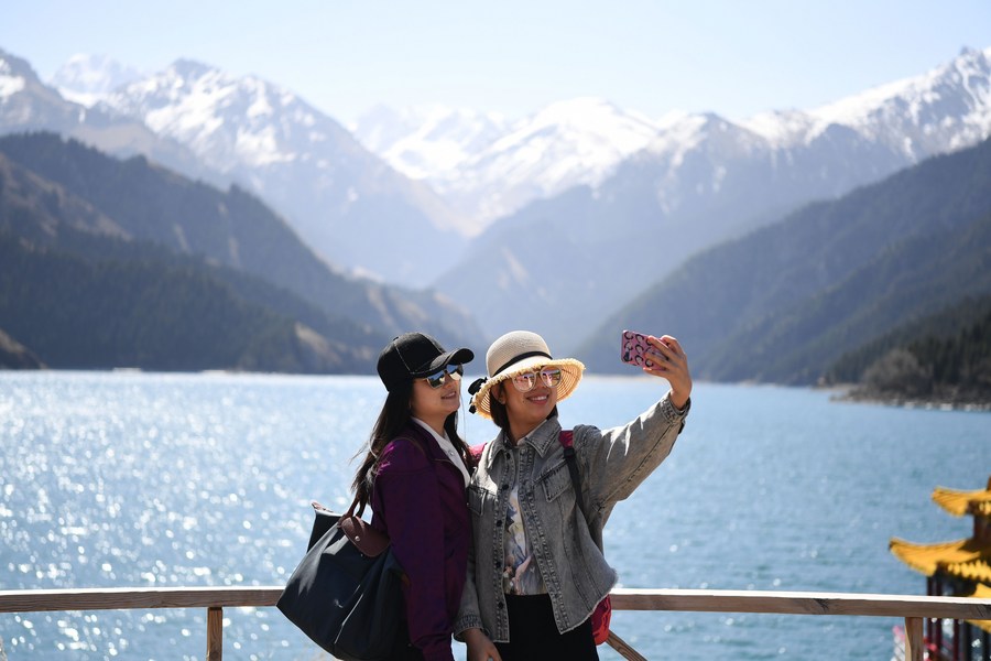 Xinjiang lakeside ethnic village finds "fountain of life" in cultural tourism