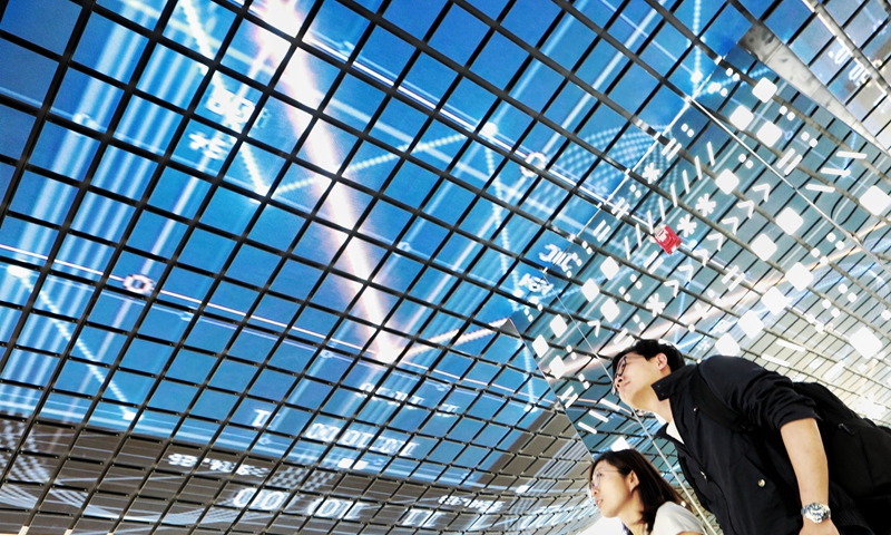 People visit a display center of the National Big Data Comprehensive Pilot Area in southwest China's Guizhou Province, May 22, 2019. (Xinhua/Ou Dongqu)