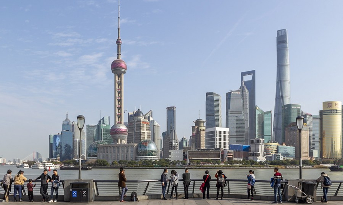 Tourists admire the skyline view of Lujiazui area at the Bund in Shanghai, east China, Jan. 6, 2020. Photo: Xinhua