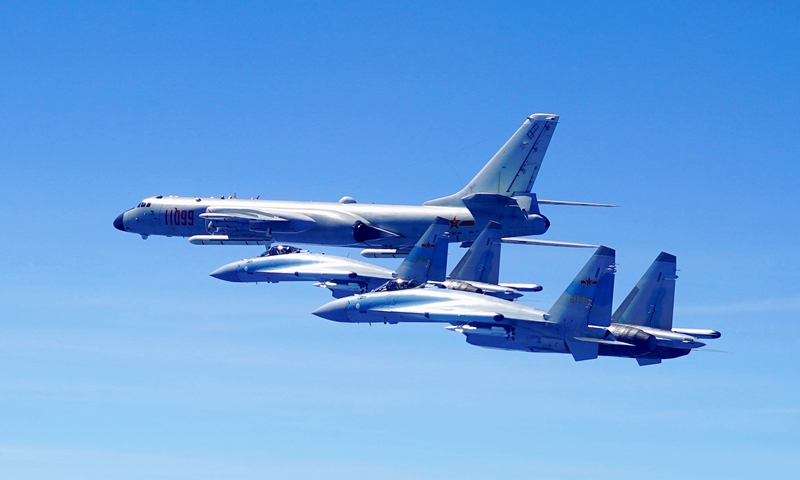 Two Su-35 fighter jets and an H-6K bomber fly in formation on May 11, 2018. The People's Liberation Army (PLA) air force conducted patrol training over China's island of Taiwan.(Photo: Xinhua)
