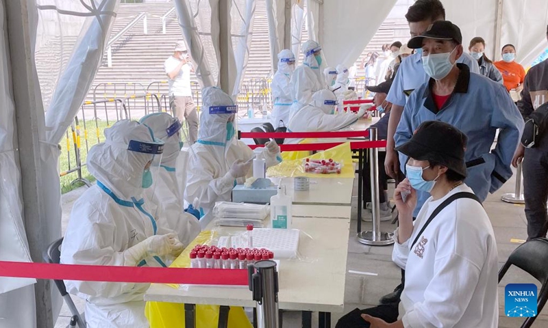 People line up to take nucleic acid tests in Haidian District, Beijing, capital of China, May 3, 2022.Photo:Xinhua