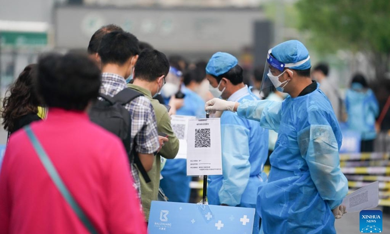 People queue up to register for nucleic acid test at a testing site in Chaoyang District, Beijing, capital of China, April 25, 2022. Starting from Monday, people who live and work in the Chaoyang District have to take nucleic acid test every two days till April 29 to curb the recent resurgence of COVID-19.Photo: Xinhua