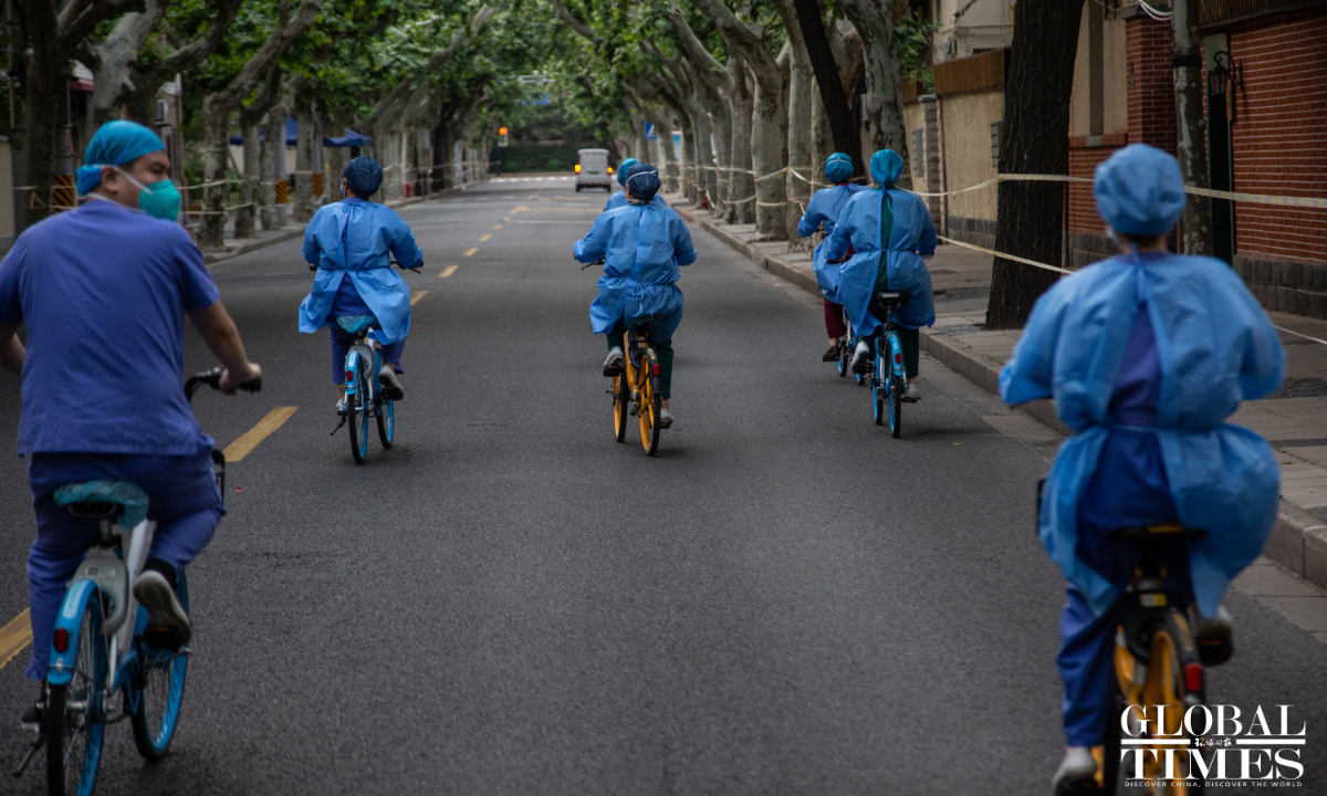 Local residents were seen on the streets in Shanghai. Photo: Shi Liu/GT