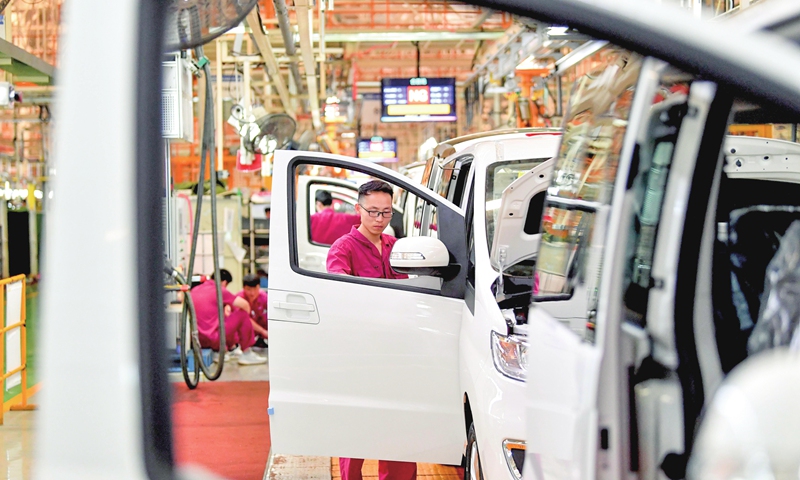 Employees assemble cars at a vehicle manufacturer in Bozhou, East China's Anhui Province on July 12, 2022. Assembly lines at the manufacturer are busy stamping, welding, painting and putting together new cars despite hot weather. Photo: cnsphoto