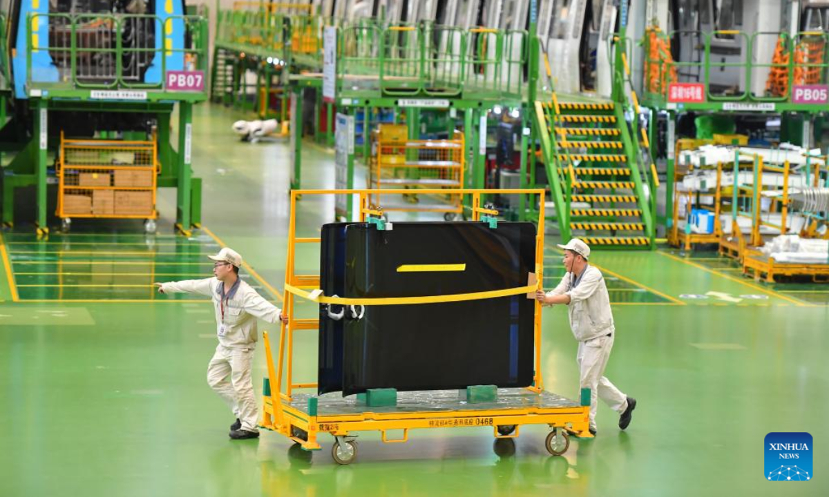 Workers transport materials at an assembly workshop of CRRC Zhuzhou Locomotive Co., Ltd. in Zhuzhou, central China's Hunan Province, July 5, 2022. Photo:Xinhua