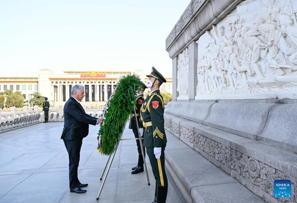 Cuban president lays wreath at Monument to People's Heroes in Beijing