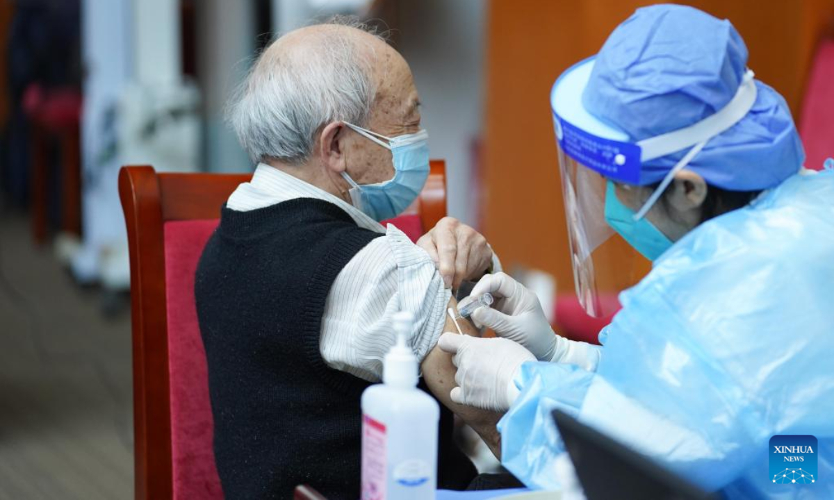 A medical worker injects COVID-19 vaccine for a senior citizen in Do<em></em>ngcheng District of Beijing, capital of China, April 18, 2022. Photo:Xinhua