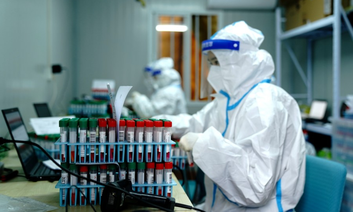 Medical workers work in a COVID-19 testing lab in east China's Shanghai, April 15, 2022. Photo:Xinhua