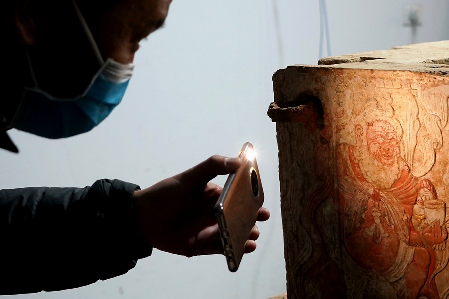 Archaeologists find 570 ancient tombs in central China