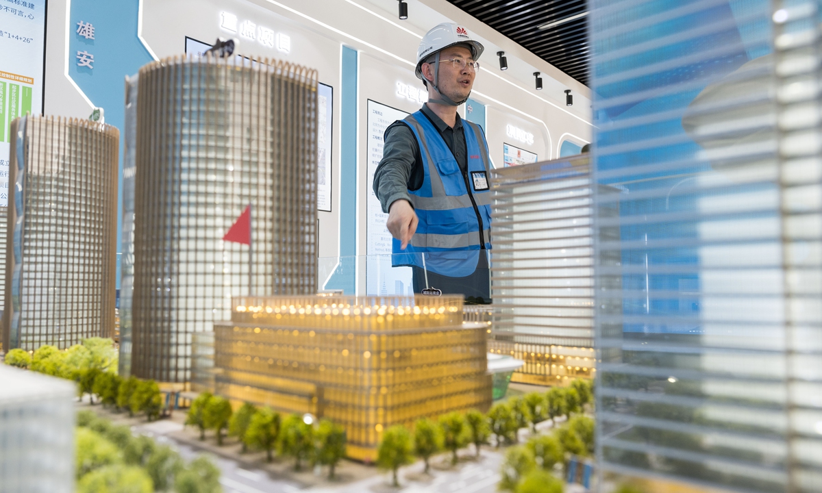 Fu Xing, the assistant to the general manager of Xiongshang Development Company, explains the construction plan on a sand table in Xiong'an on May 15, 2023. Photo: Chen Tao/GT