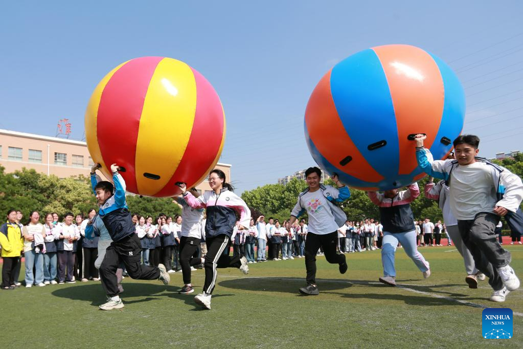 Stress relief activities held before upcoming college entrance exam in E China