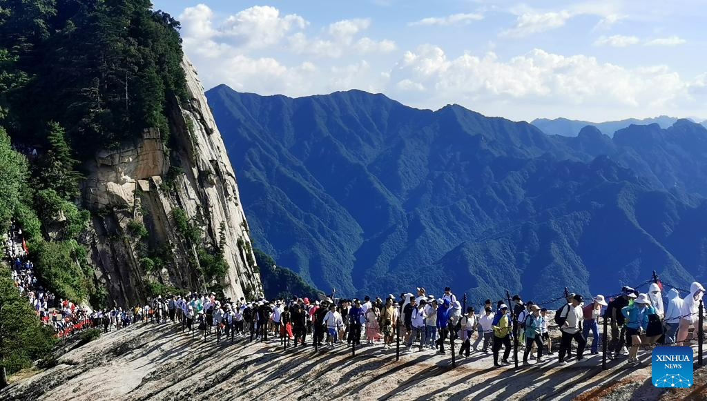 In pics: visitors on Huashan Mountain in NW China's Shaanxi