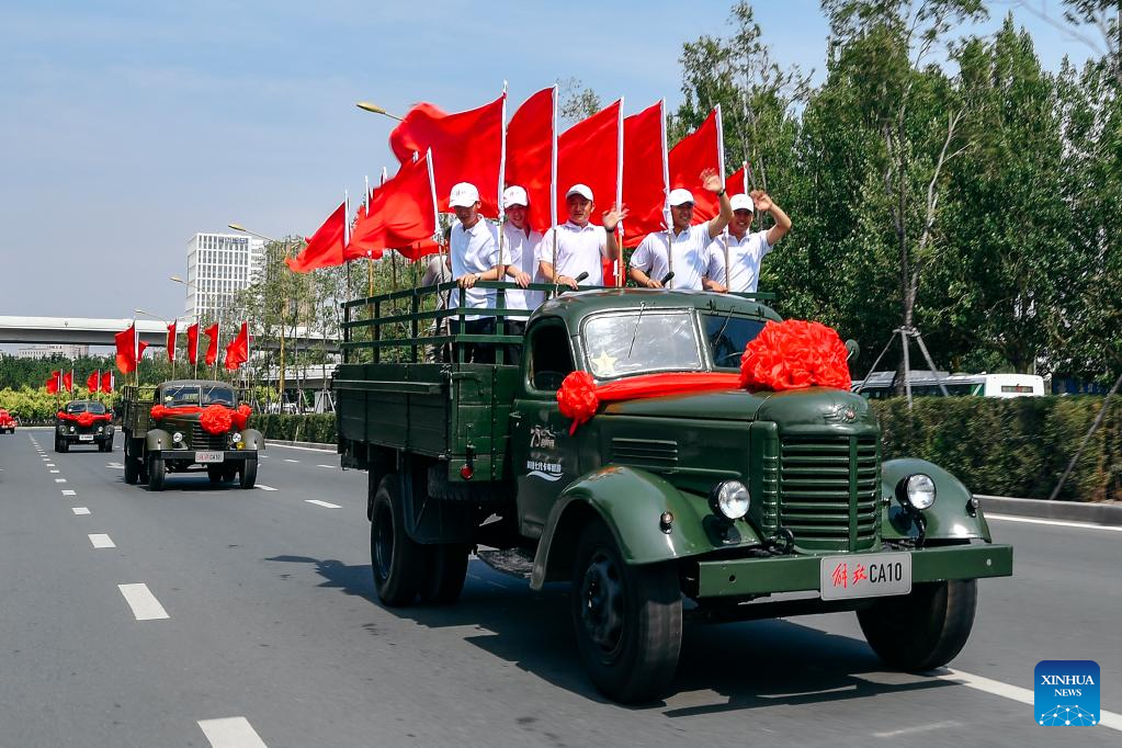 Jiefang trucks of different generations parade to celebrate 70th anniversary of FAW Group