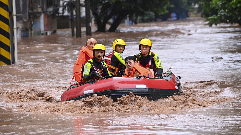 Rescuers use an inflatable boat to evacuate residents stranded by floodwaters in Wanzhou district of Southwest China's Chongqing Municipality on July 4, 2023. Photo: from Xinhua
