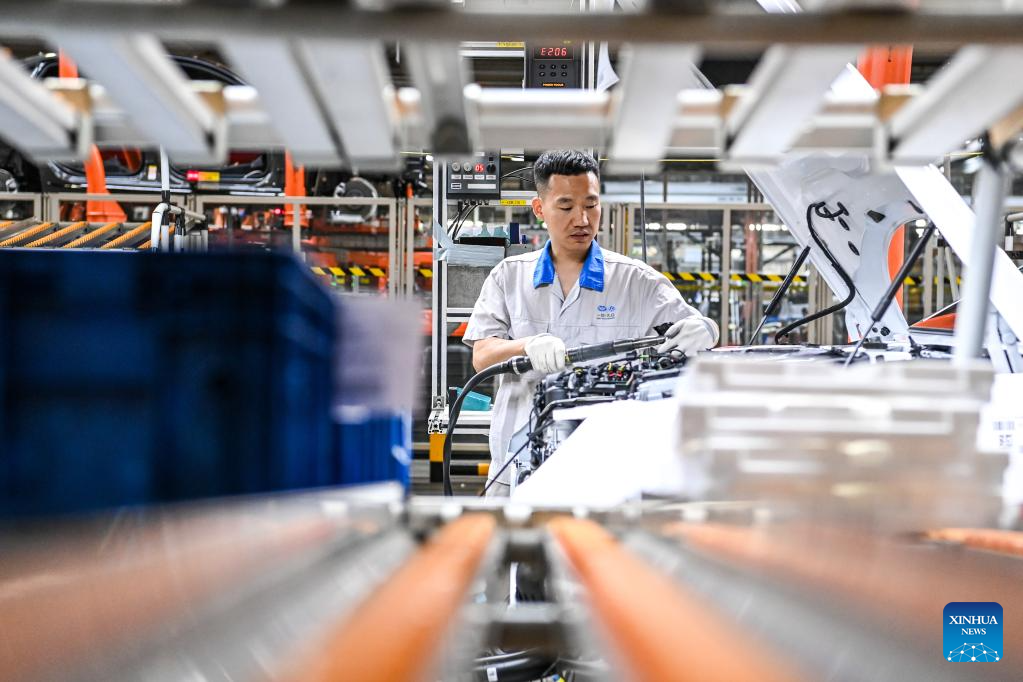 Staff work at assembly line of China's leading automaker FAW