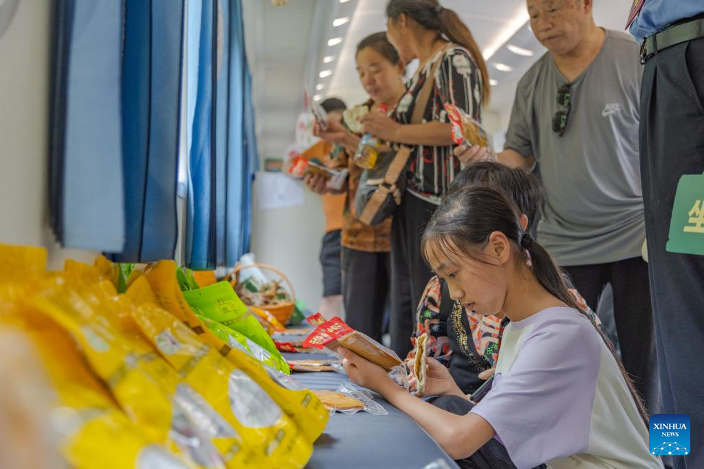 Railway authorities organize onboard markets, performances in SW China