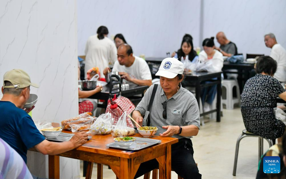People taste breakfasts with Tianjin characteristics in Northwest Corner of Tianjin