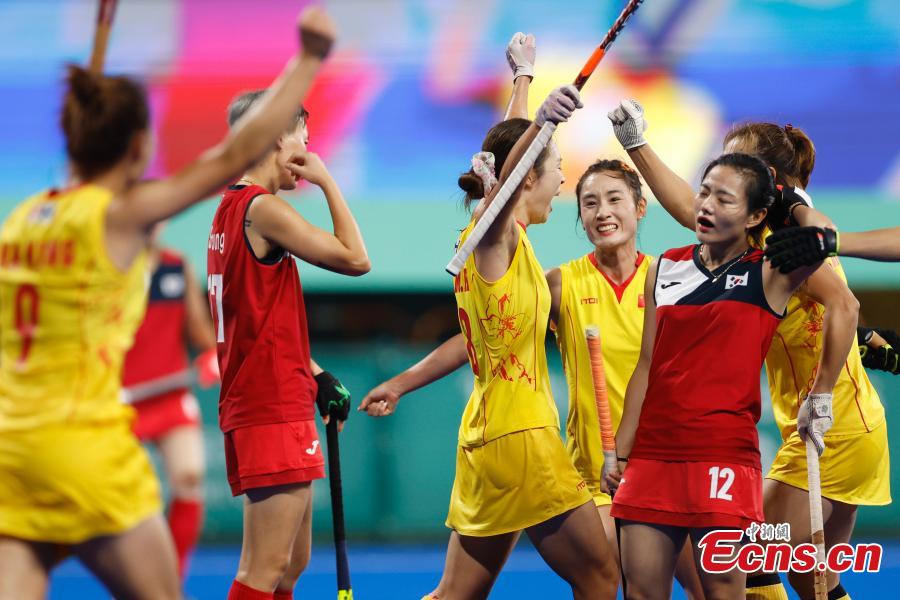 Team of China celebrates the victory over South Korea in the womens field  hockey finals at the 16th Asian Games in Guangzhou city, south Chinas  Guangd Stock Photo - Alamy