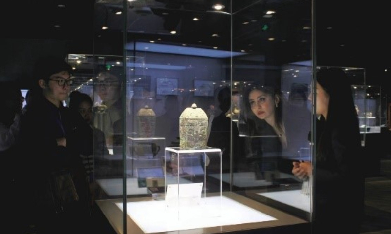 Foreign journalists appreciate Xian Fang Yi, a rectangular wine container from the Shang Dynasty (c.1600BC-1046BC) at the Poly Art Museum in Beijing on Friday. Photo: Qian Jiayin/GT
