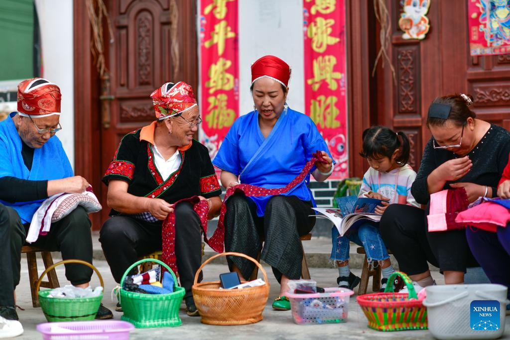 Pic story of inheritor of Miao embroidery in Guizhou