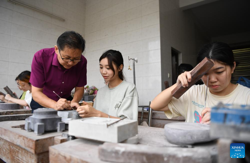 Pic story: inheritor of Duan inkstone making crafts