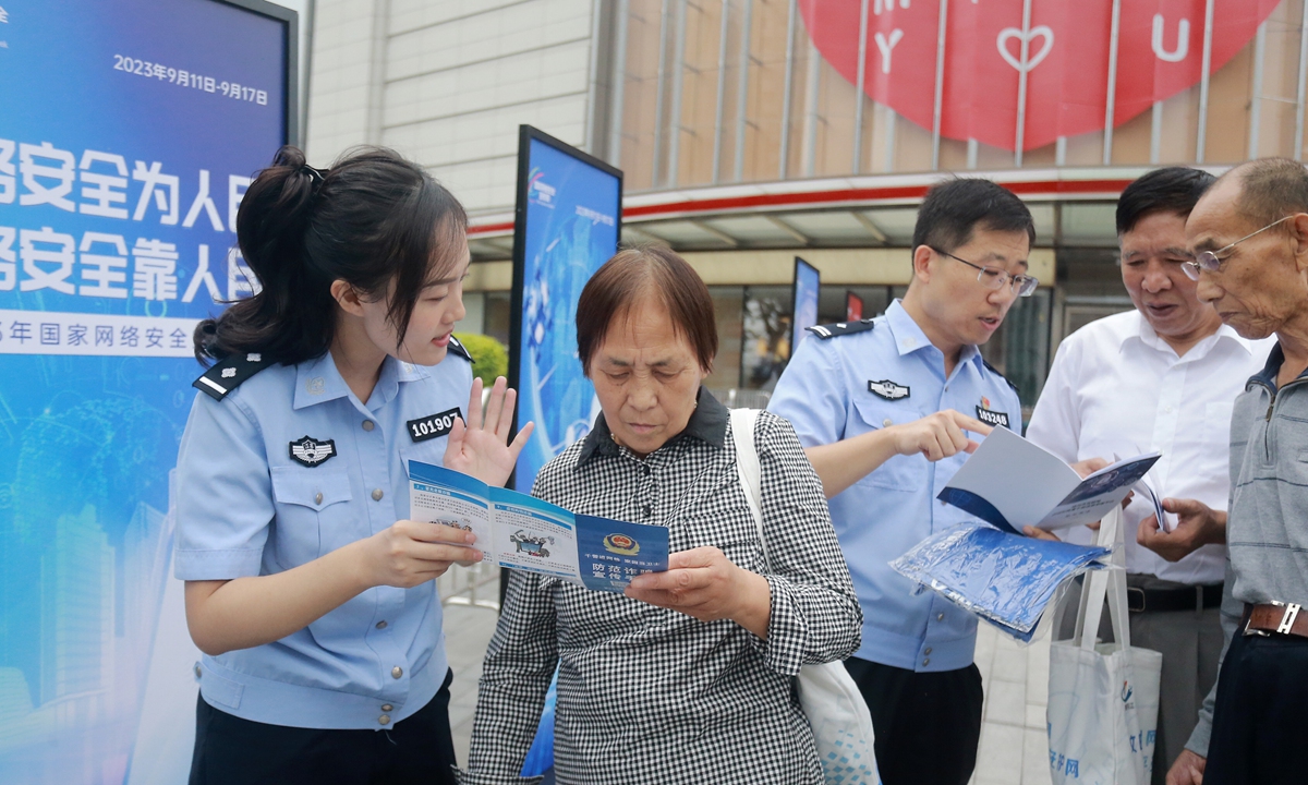 Police officers raise cybersecurity awareness by disseminating education pamphlets among citizens in Yangzhou, East China's Jiangsu Province, on September 14, 2023. Photo: Xinhua