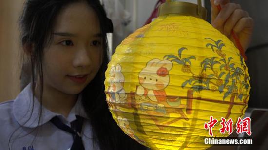 Li Jiameng learns to make a rabit lantern. (