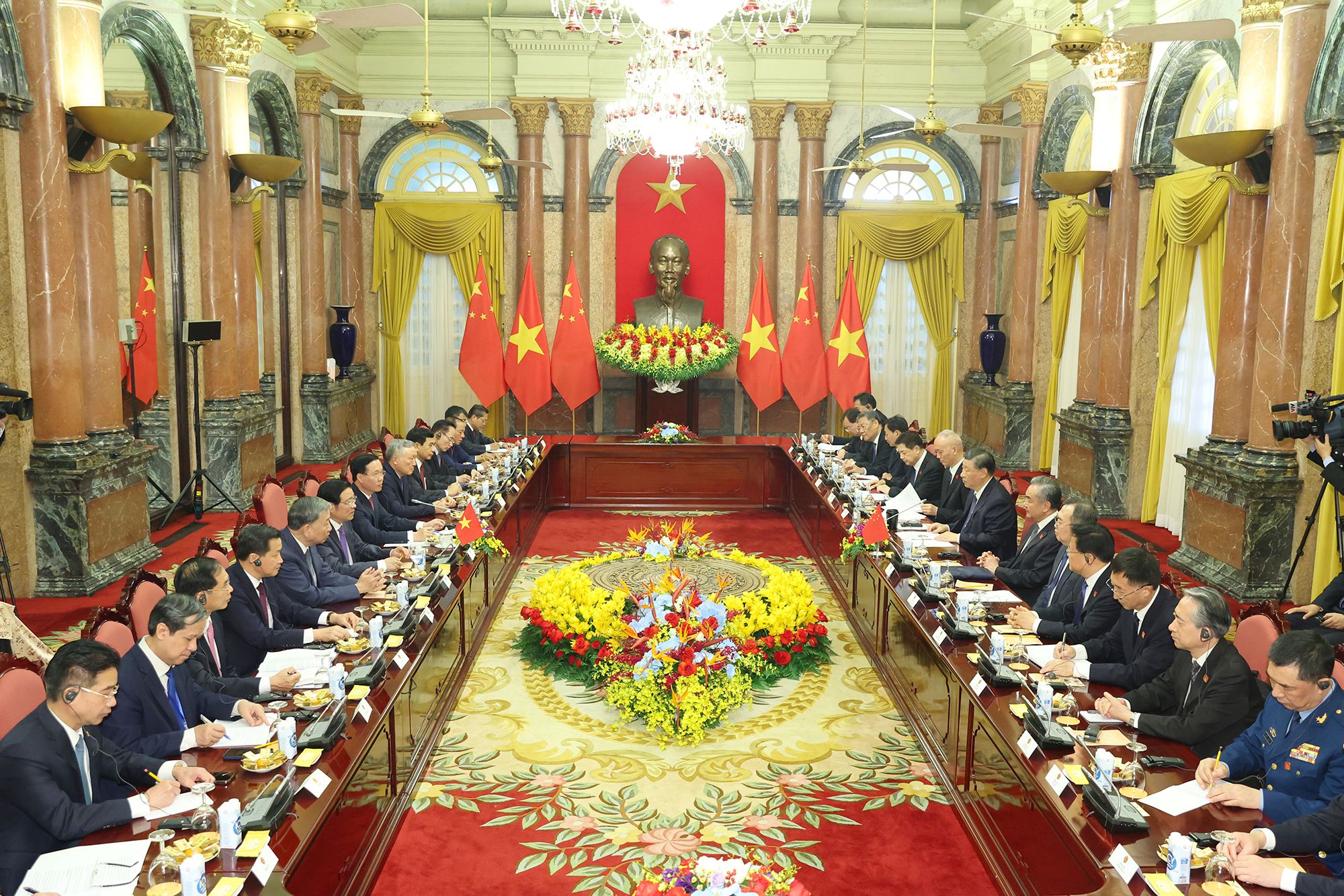Xi Jinping, general secretary of the Communist Party of China Central Committee and Chinese president, holds talks with Vietnamese President Vo Van Thuong, in Hanoi, capital of Vietnam, on December 13, 2023. Photo: China News Service