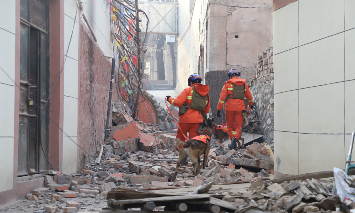 Firefighters search for survivals in Jishishan county, Northwest China’s Gansu Province on December 19, 2023 after a 6.2-magnitude earthquake jolted the county the previous midnight. Photo: Courtesy of Gansu Forest Fire Brigade