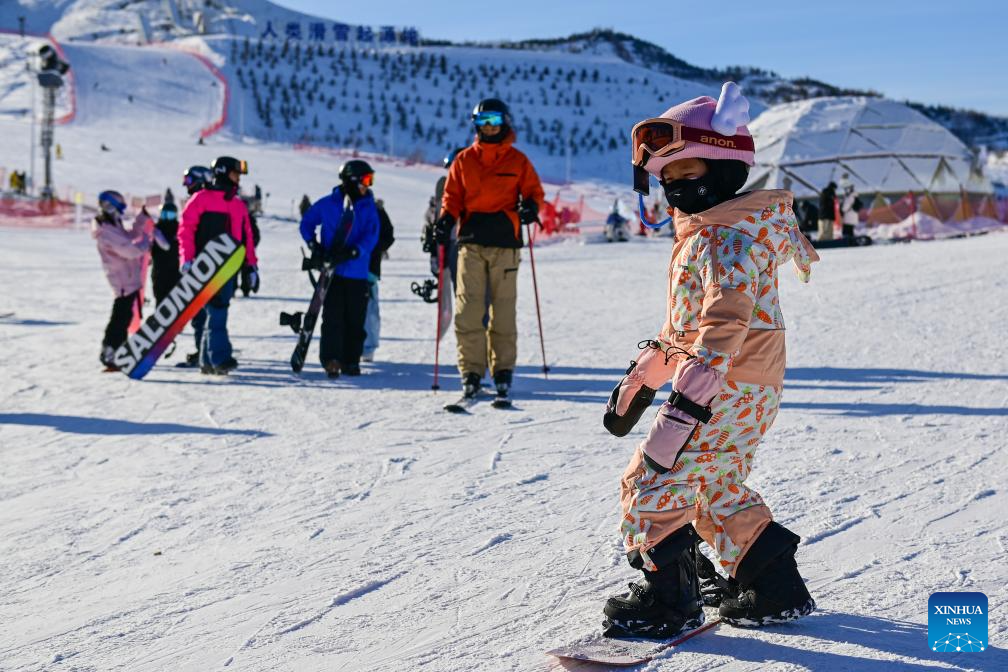 Altay emerges as popular ski destination in China's Xinjiang