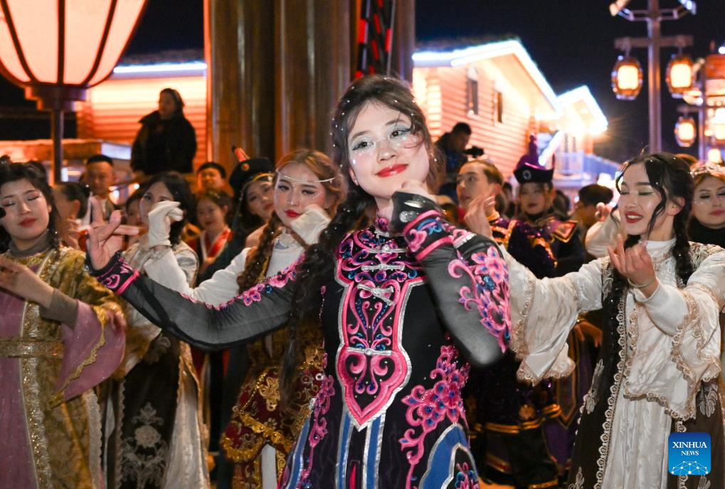Scenic area opens to promote night economy in Xinjiang