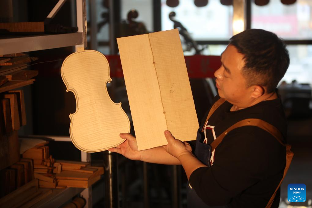 Pic story of luthier in Yingkou City, China's Liaoning