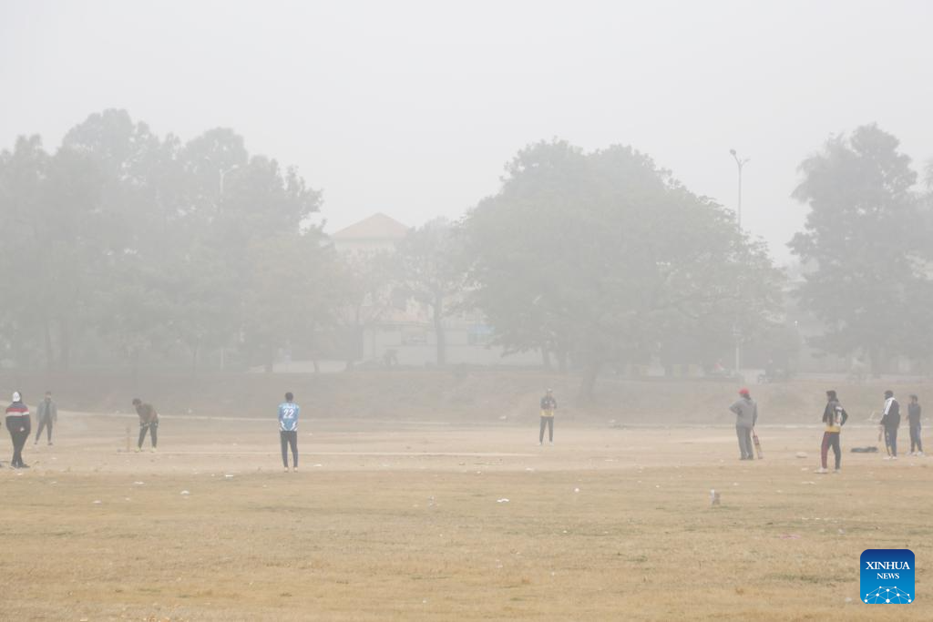 Thick blanket of fog in Pakistan's capital affects routine life