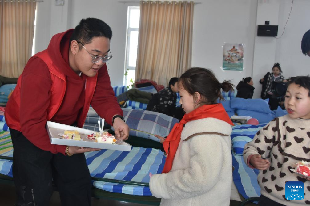 Kids enjoy sharing birthday cakes at resettlement site in Xinjiang's Wushi County