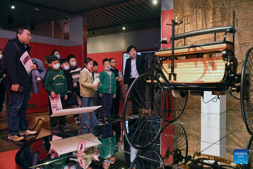 Children visit Beijing Auto Museum during winter vacation