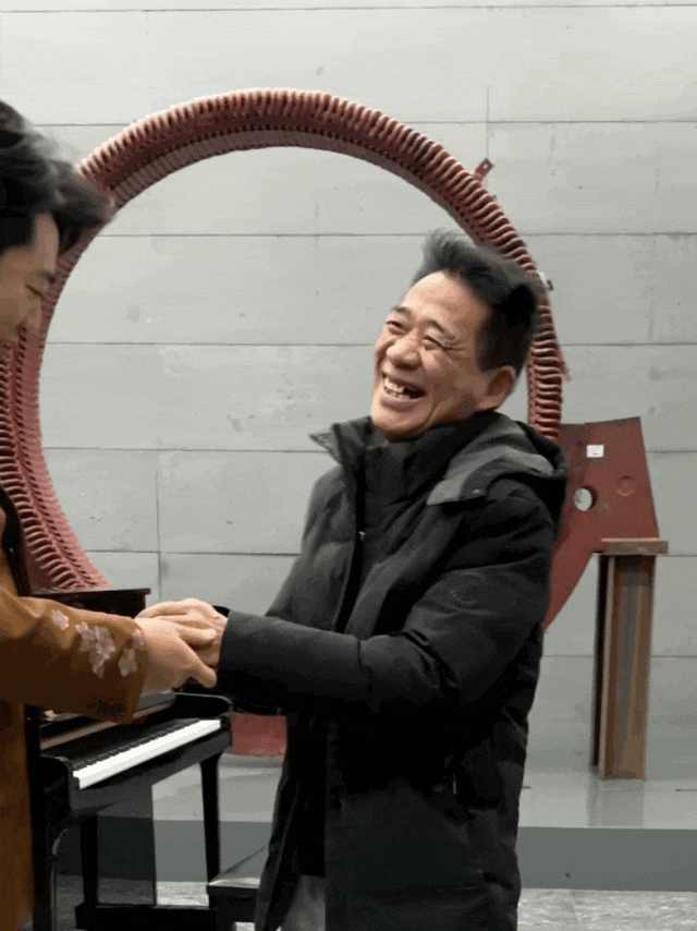 Construction worker turned piano sensation meets his idol
