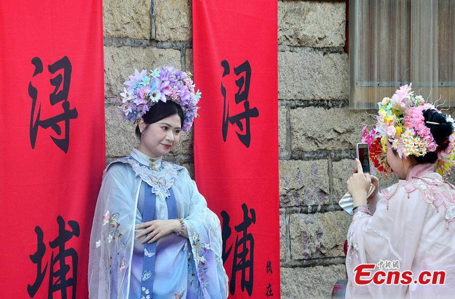'Wearing garden on the head' in Fujian attracts visitors