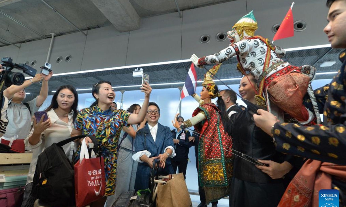 2023年9月25日，工作人员在泰国曼谷素万那普机场迎接中国游客。周一，泰国热烈欢迎来自中国的首批免签航班，这标志着泰国启动了振兴中国的新举措。旅游市场。  （新华社发）