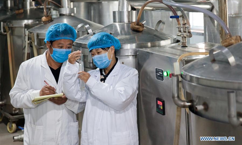 Technicians detect a non-alcohol drink made of bamboo in a biotechnology company in Anji County, east China's Zhejiang Province, June 3, 2016. Photo: Xinhua