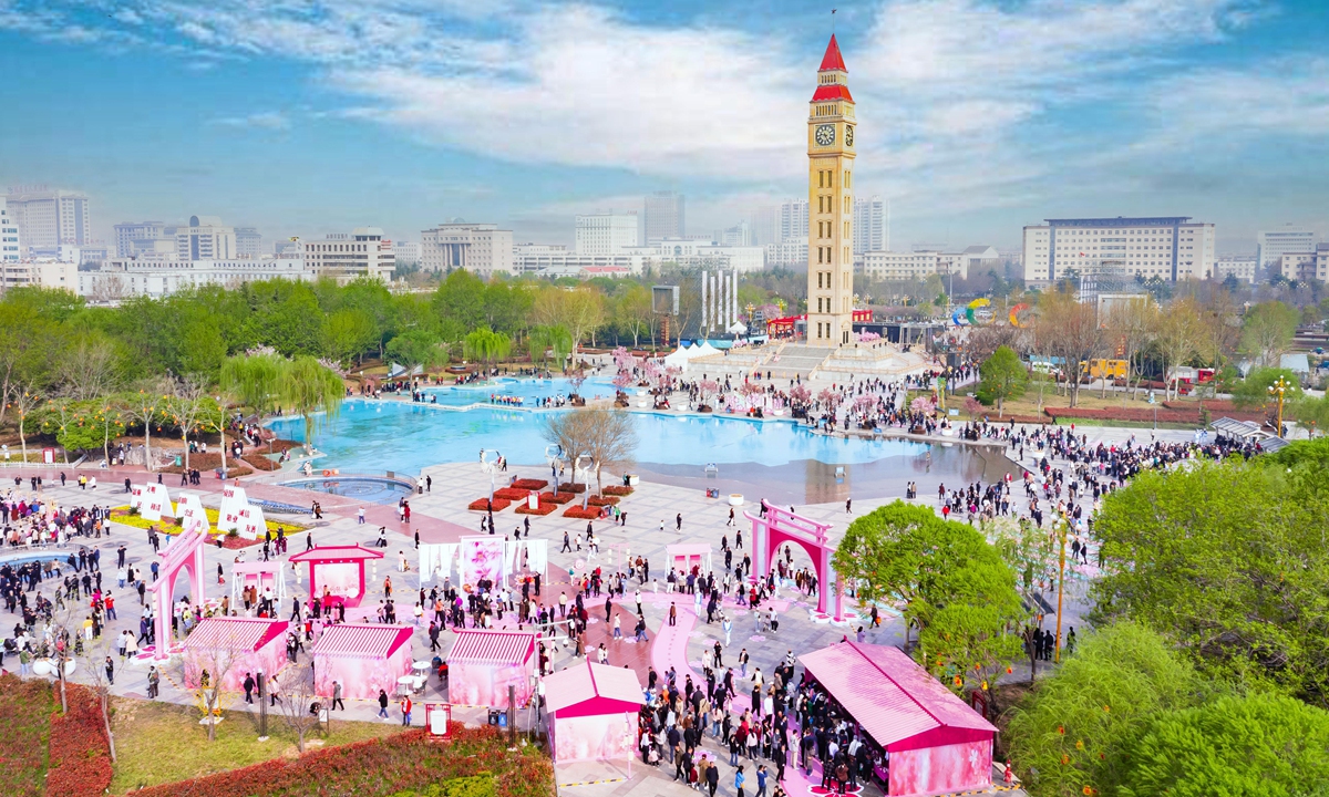 Photo: The 10th cherry blossom festival kicked off in Hebei, Central China's Henan Province, on Monday.