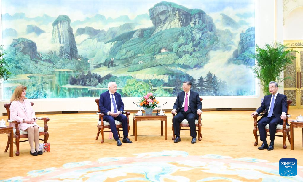 Xi meets with the president of the Mérieux Foundation and his wife