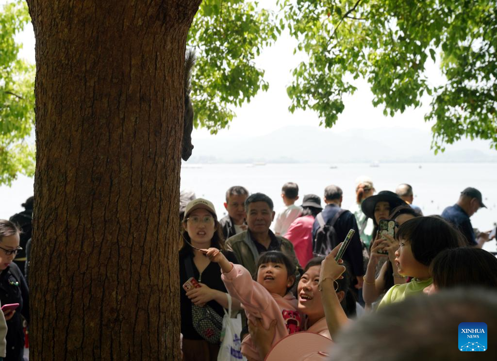 Tourists visit West Lake in Hangzhou, E China
