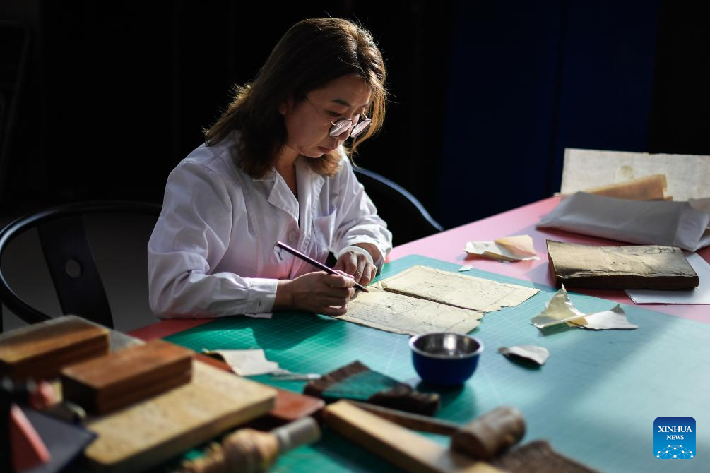Ancient book restorers bring broken old books "back to life" in China's Jilin