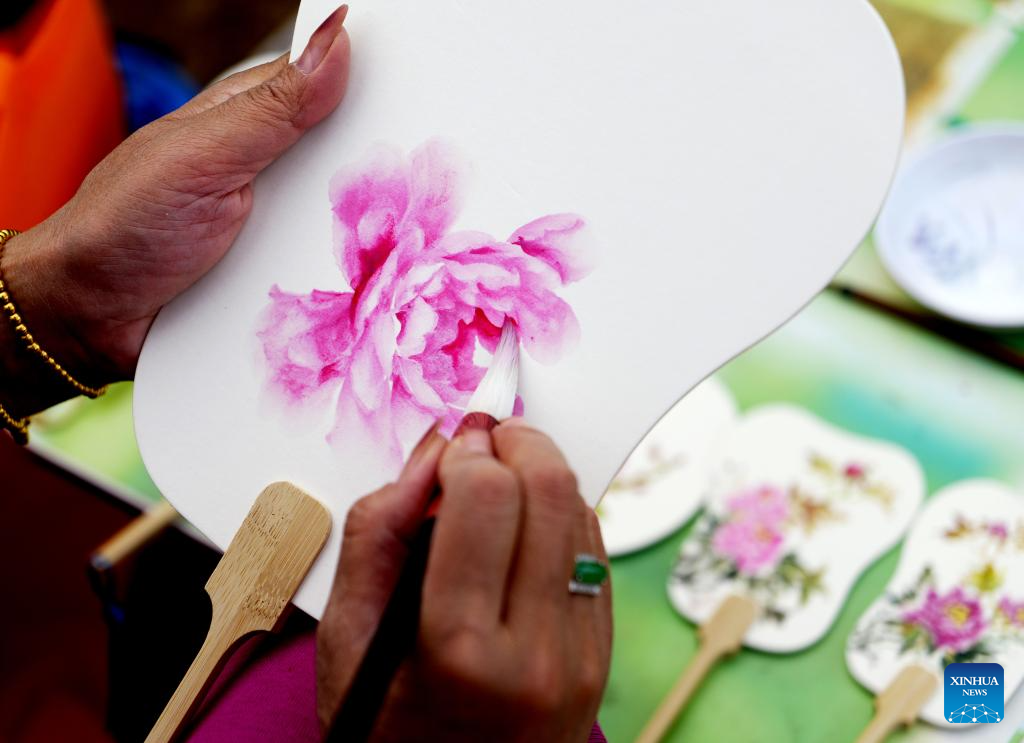 Luoyang explores culture related to peony flowers