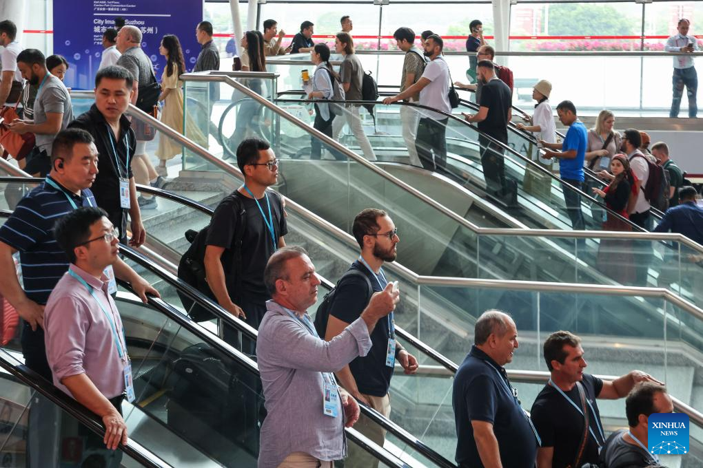 Overseas purchasers attend 135th Canton Fair