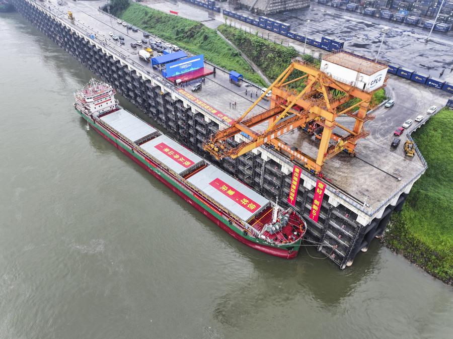 First 10,000-tonne-class ship sailing into upper reaches of Yangtze River arrives at Jiangjin Luohuang Port