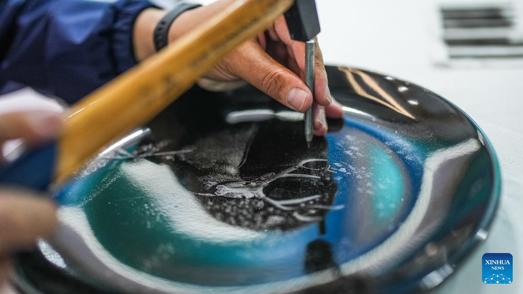 Inheritor of porcelain carving craftsmanship displays skills in China's vocational skills competition